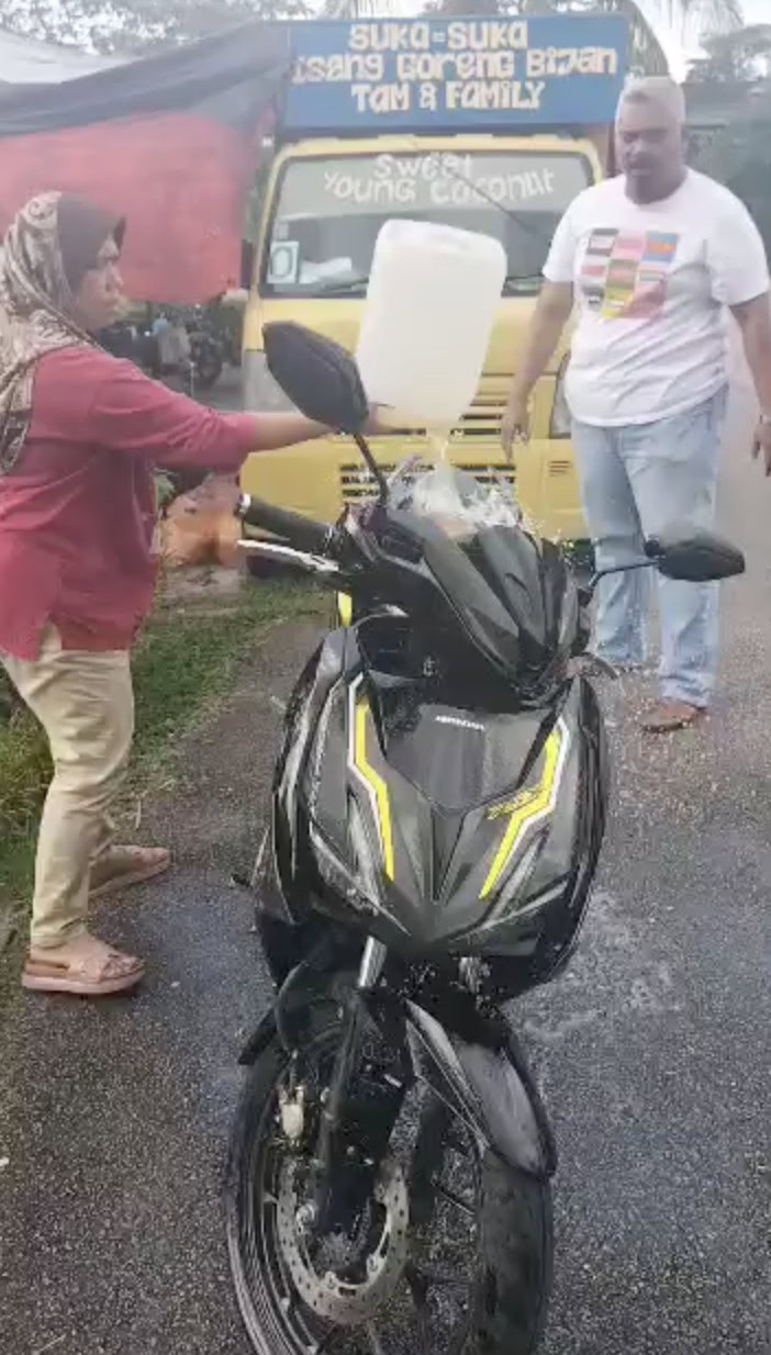 Makcik bakar motosikal